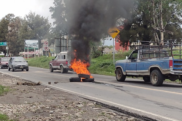 Cierran carretera para impedir desalojo de una anciana