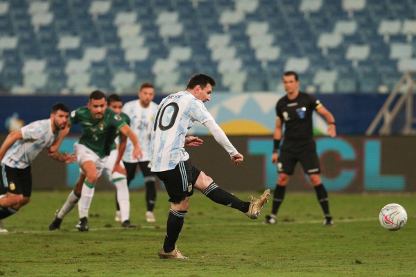 Argentina golea a Bolivia y pasa como líder del Grupo A