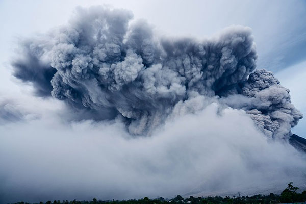 El espeluznante momento en que un volcán entra en erupción en Costa Rica