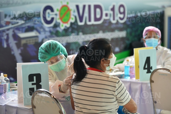 Vacuna de Moderna, efectiva contra variantes de COVID-19