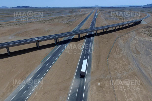 En operación, autopista más larga del mundo; cruza 500 km de desierto