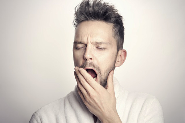 ¿Te da sueño después de comer? Un médico explica por qué y cómo combatirlo