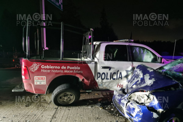 Distraído conductor derrapa y choca contra patrulla; hay tres policías heridos