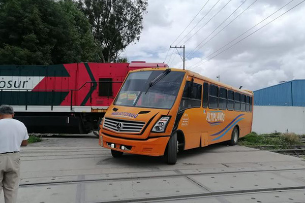 Diez heridos deja choque de tren contra autobús que quiso ganarle el paso