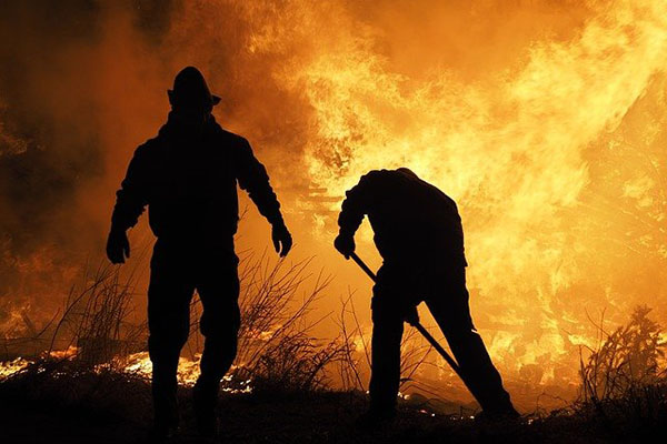 Devastador incendio arrasa con localidad canadiense de Lytton