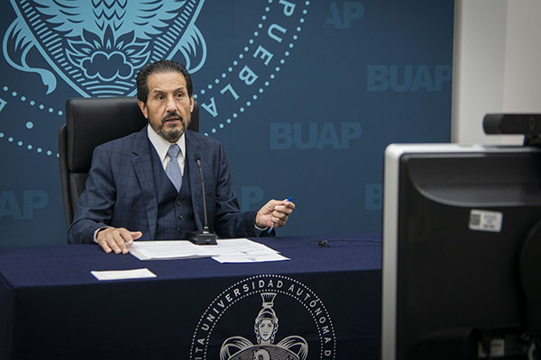 Responsabilidad social de universidades es egresar promotores de soluciones: Esparza