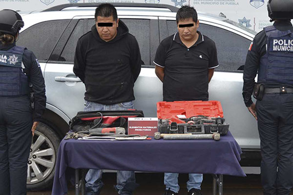 Atrapan a dos sujetos por robo contra constructora