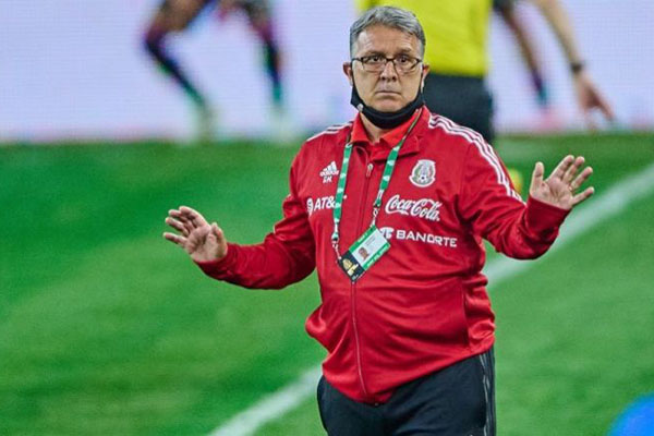 Le llueven críticas al “Tata” Martino por no convocar a "Chicharito" para Copa Oro