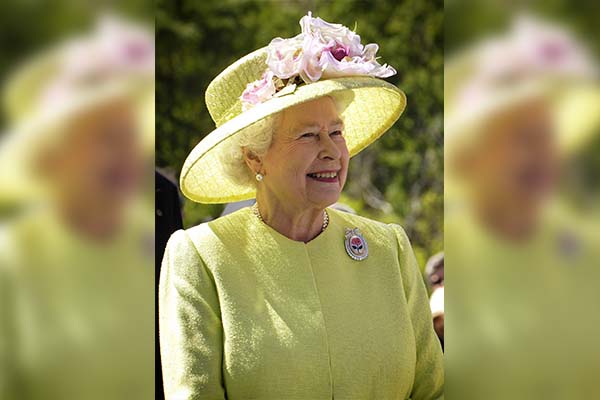Turba furiosa derriba las estatuas de las reinas Victoria e Isabel II en Canadá