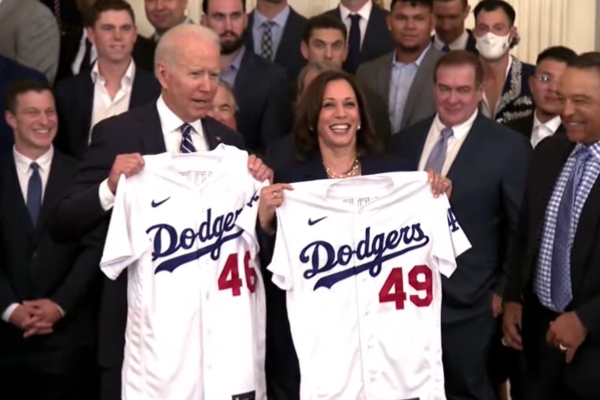 Joe Biden recibe en la Casa Blanca a Los Dodgers de Los Ángeles
