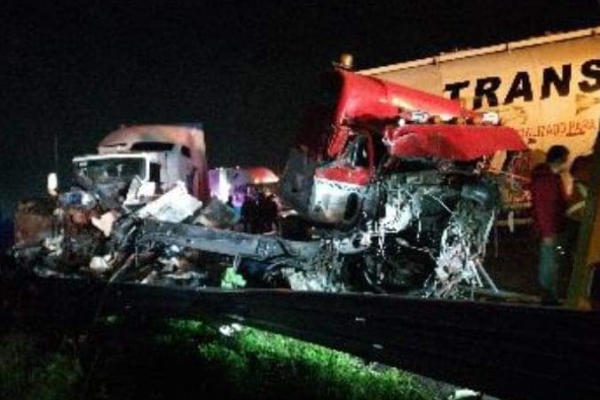 Dos camiones impactan y paralizan por horas la México-Puebla