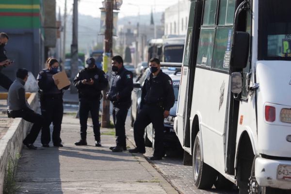 Golpean a pasajero durante asalto a transporte público