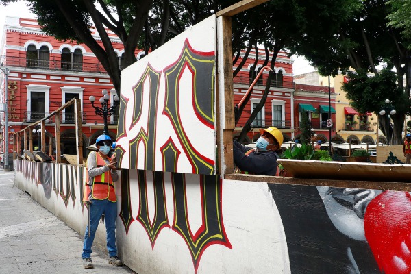 Retiran las mamparas que rodeaban el zócalo de la Angelópolis