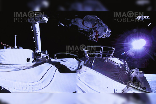 Astronautas chinos llevan a cabo la primera caminata espacial en 13 años