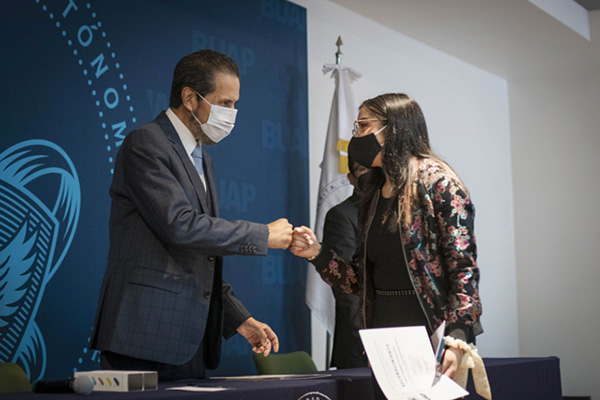 Reconoce Alfonso Esparza a ganadores de #EmprendeBUAP del nivel medio superior