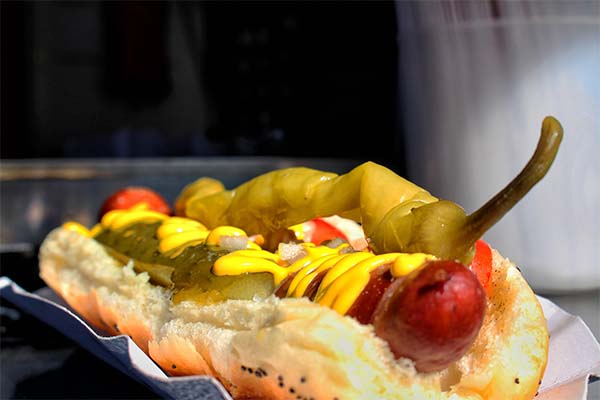Campeón devorador de hot dogs rompe su marca y come 76 perros calientes