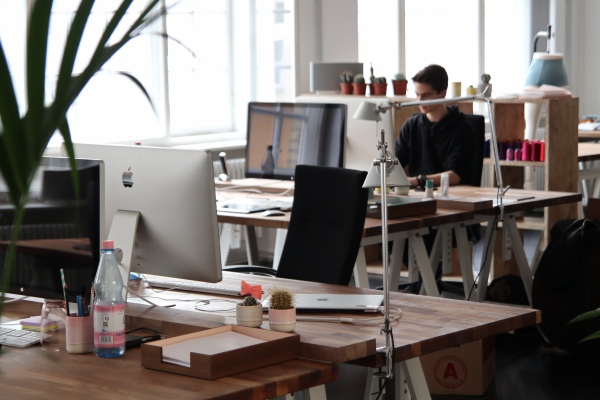 ¿Cuál es el mejor mobiliario y cómo adecuar las oficinas pospandemia?