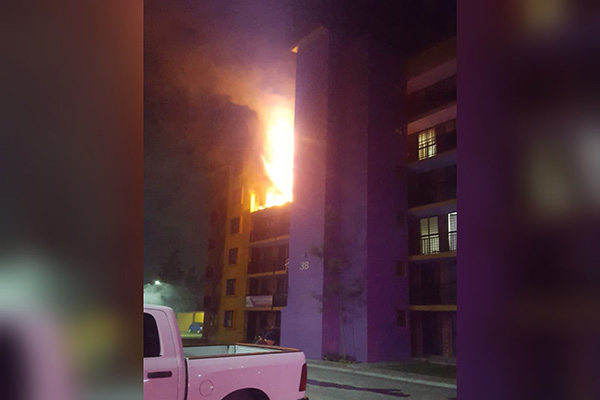 Explosión por fuga de gas reduce a cenizas dos departamentos