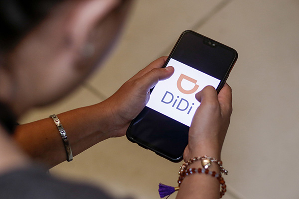 Acciones de DiDi en la bolsa caen 25% tras prohibición en China