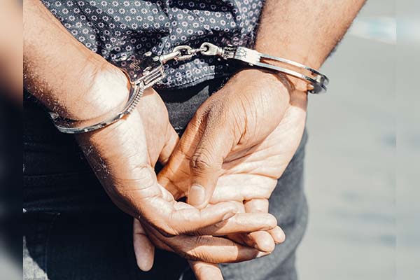 Arrestan en el Tour de Francia a hombre de 75 años que acosaba mujeres