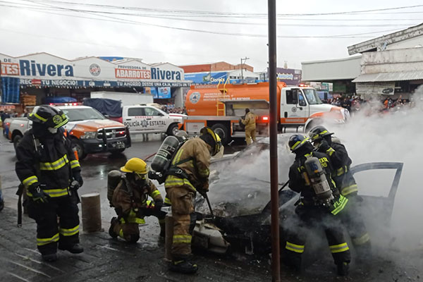 Automóvil en llamas moviliza a cuerpos de emergencia