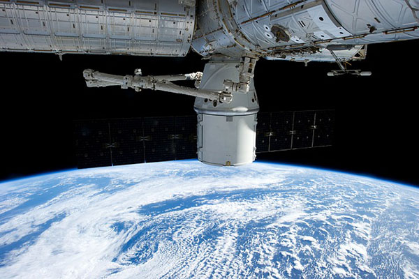 La nave de carga de SpaceX se desacopla de la EEI