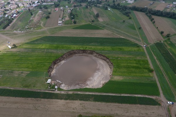 Extracción de agua, erosión y lluvias, factores que provocaron socavón