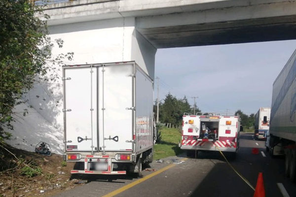 Un muerto y 3 heridos deja impacto de camión contra puente