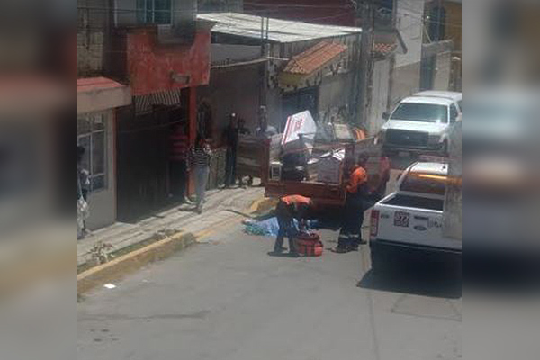Albañil muere al caer desde una azotea tras descarga eléctrica