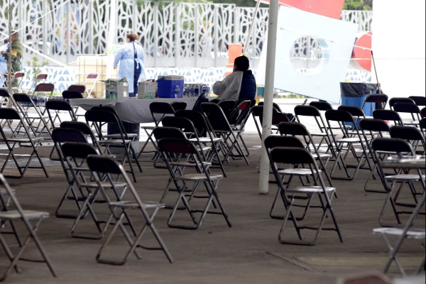 Alza de contagios y menor interés en vacunación, combinación mortal