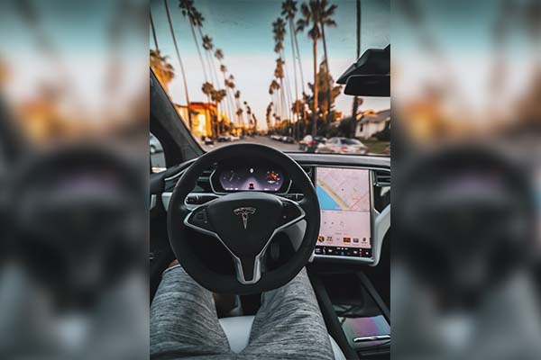 Tesla lanza la tan esperada versión completa de su piloto automático