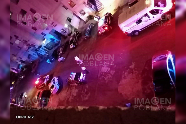 Sujetos en moto disparan a joven mujer en aparente asalto