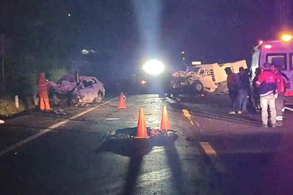 Impacto frontal entre dos vehículos deja cinco víctimas mortales