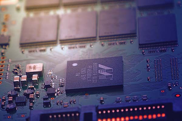 Decae el mercado de computadoras por escasez de chips a nivel mundial