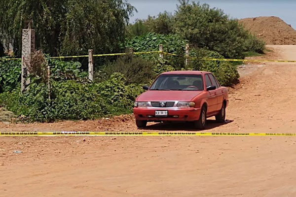 Hallan a un hombre ejecutado dentro de su vehículo
