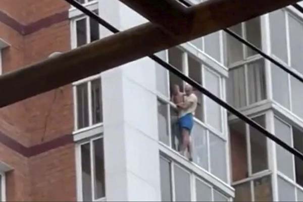Hombre amenaza con soltar a su hijo desde el piso 16 si su esposa no hablaba con él