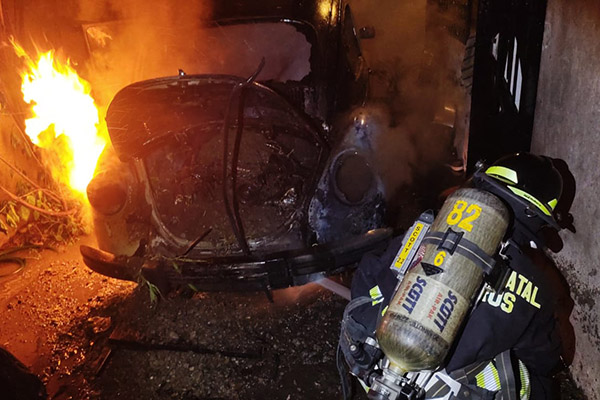 Automóvil hace corto circuito y provoca voraz incendio