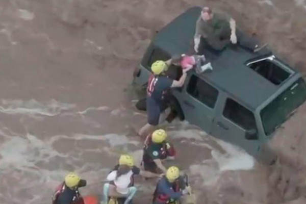Bomberos de Arizona rescatan a familia que iba ser “devorada” por las aguas