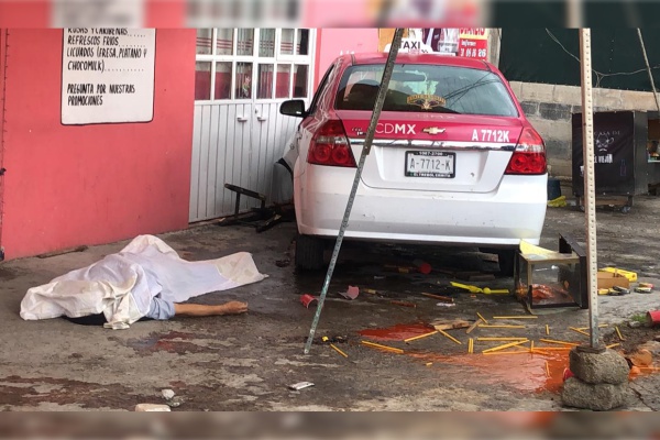 Taxista sufre infarto, se estrella y muere sobre la Puebla-Tehuacán
