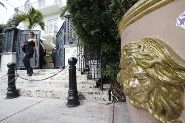 Vuelve a correr sangre en la mansión de Versace; reportan dos muertos