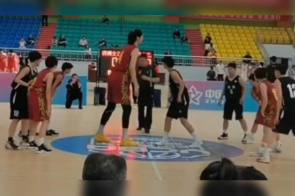 Con 14 años y 2.26 metros de altura, ella es la gran promesa del básquetbol chino