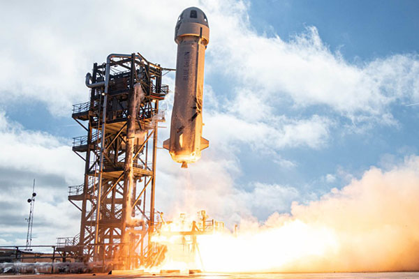 Todo listo para que Jeff Bezos inaugure el turismo espacial y supere a Branson