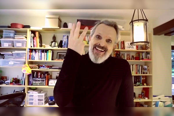 Miguel Bosé y su extraño comportamiento en otro acto negacionista