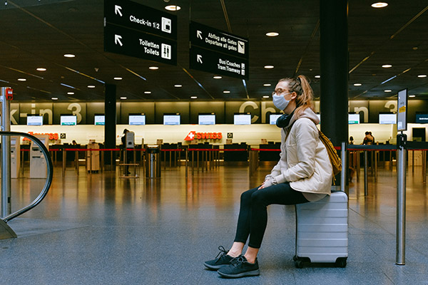 Aún con vacuna anticovid, es clave seguir aplicando medidas de prevención al viajar