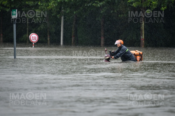 Mueren 12 personas por fuertes lluvias en China