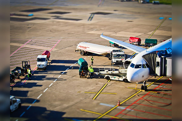 Joven afroamericana denuncia discriminación de aerolínea; fue acusada de traficar personas