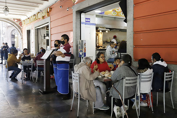 Ni cierres de comercios ni cancelación de regreso a clases en Puebla