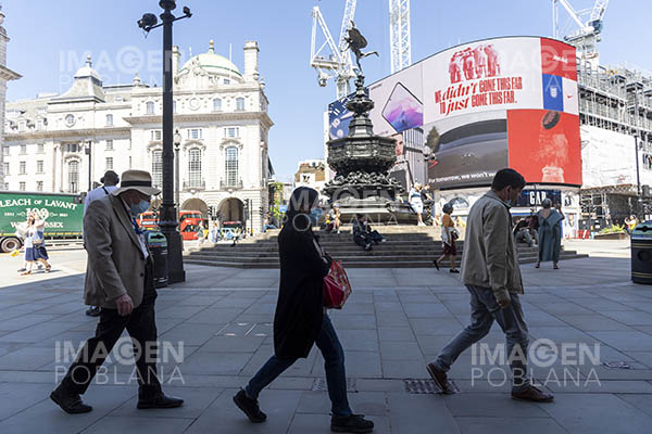 Disminuyen contagios de COVID-19 en Reino Unido pese al levantamiento de restricciones