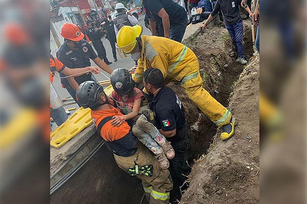 Alud sepulta a una niña y un adulto mayor tras caer en una zanja