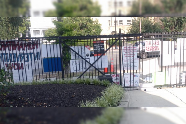 Cuba denuncia asedio contra su embajada en Washington